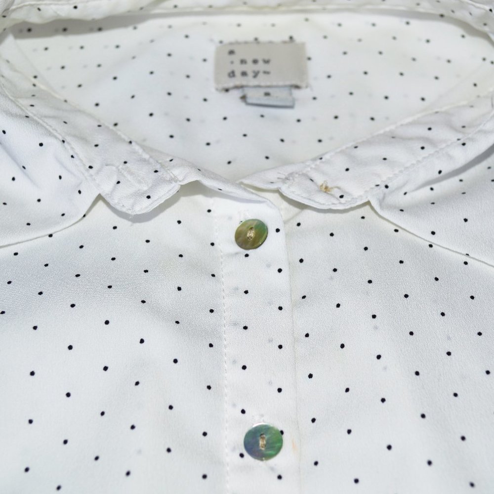 A New Day - Sleeveless Blouse with Pearlescent/Abalone like Buttons